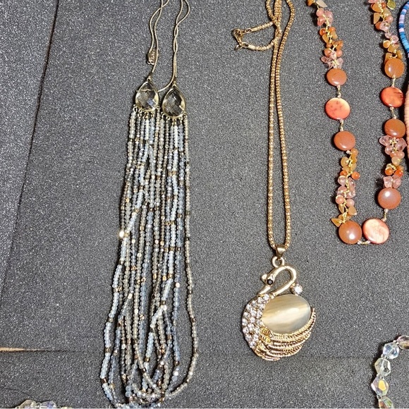 Lot Of 12 Fashion Jewelry Necklaces Various Styles Colors And Makes - Picture 10 of 10